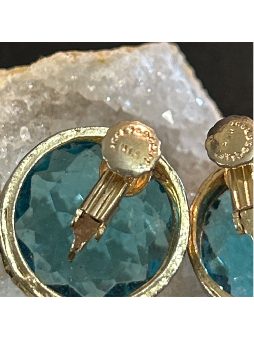 Women's Accessocraft signed 1950’s Blue Faceted glass Screw Back Earrings - Picture 3 of 4